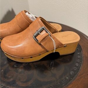 NWT. Universal Thread Women's Tan Leather Clogs. Size 6.5